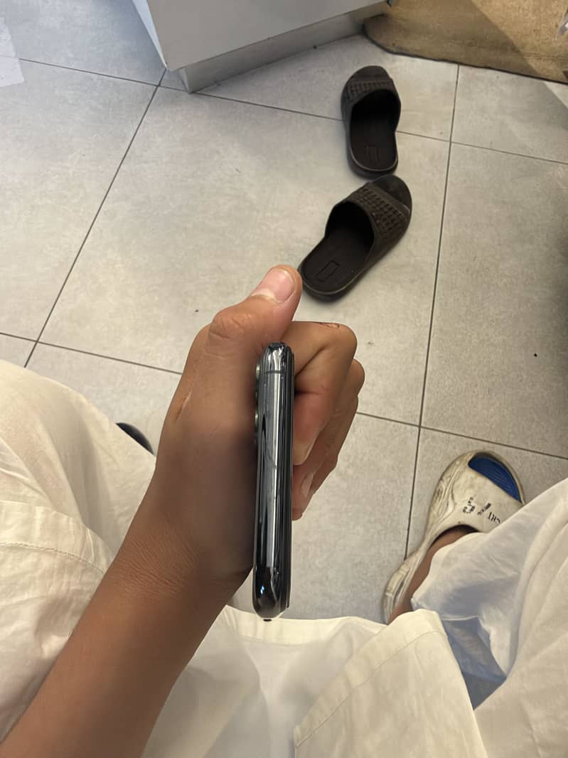 Apple iPhone 11 Pro Max 4