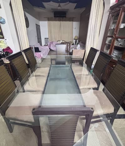 8 seater Dining Table in very good condition