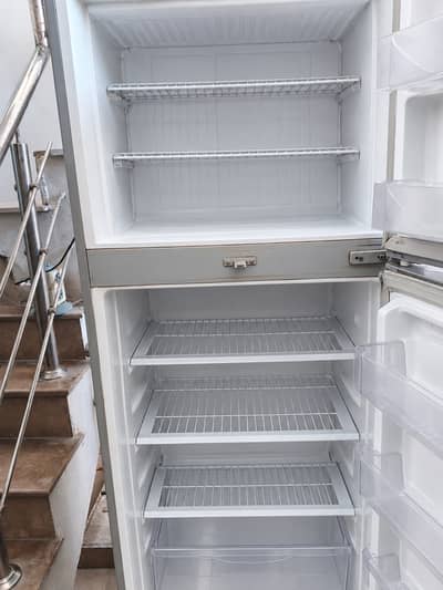 “Excellent Condition Refrigerator for Sale – Powerful Cooling, Neat &