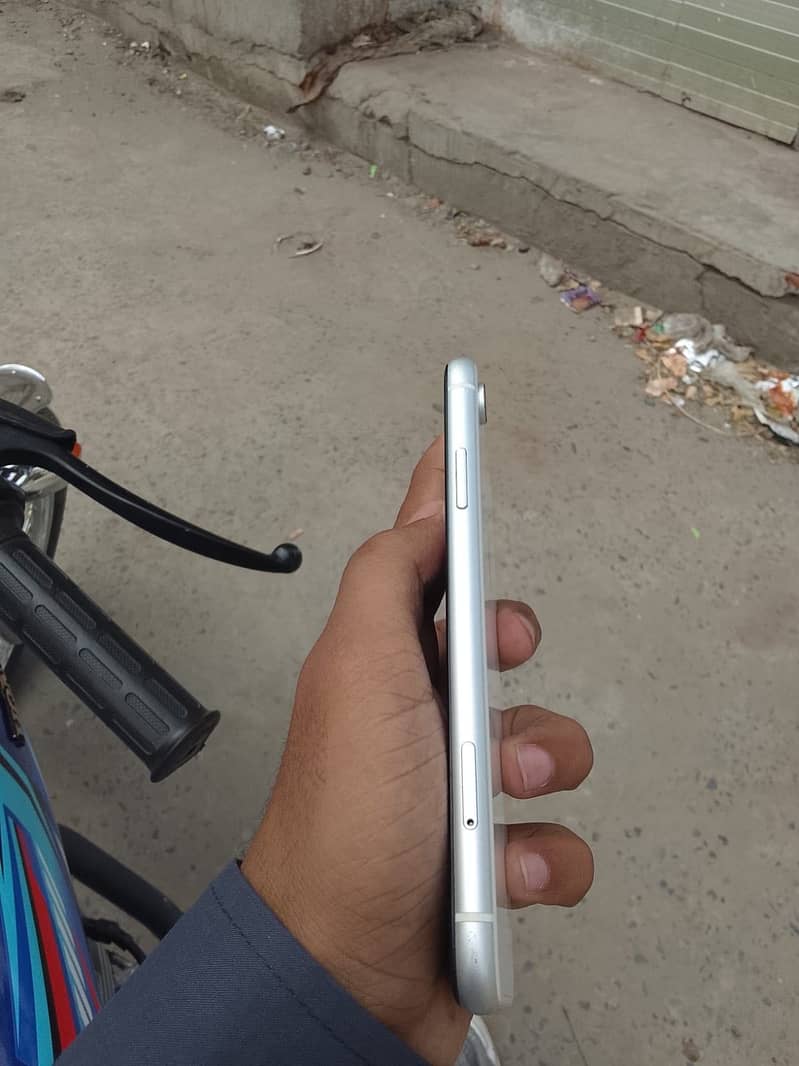 Apple iPhone XR 4