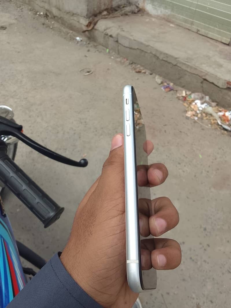 Apple iPhone XR 5