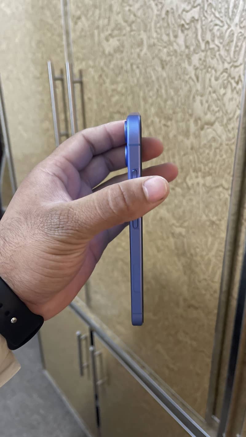 Apple iPhone 16 0