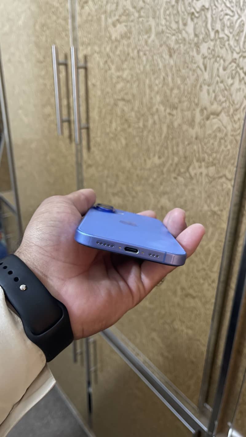 Apple iPhone 16 4