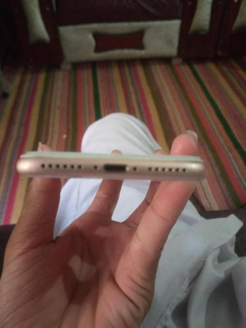 Apple iPhone 8 4