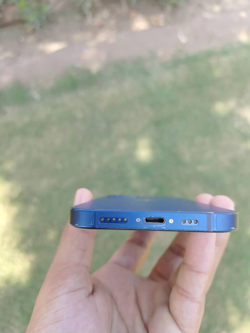 Apple iPhone 12 4