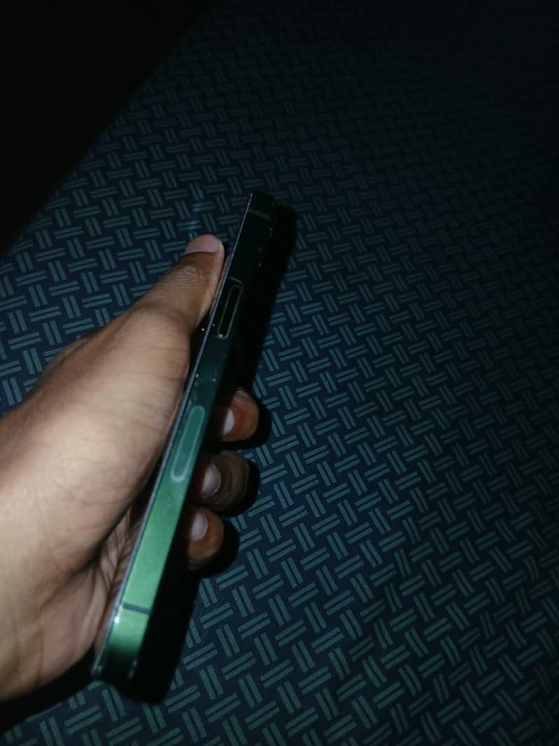 Apple iPhone 13 4