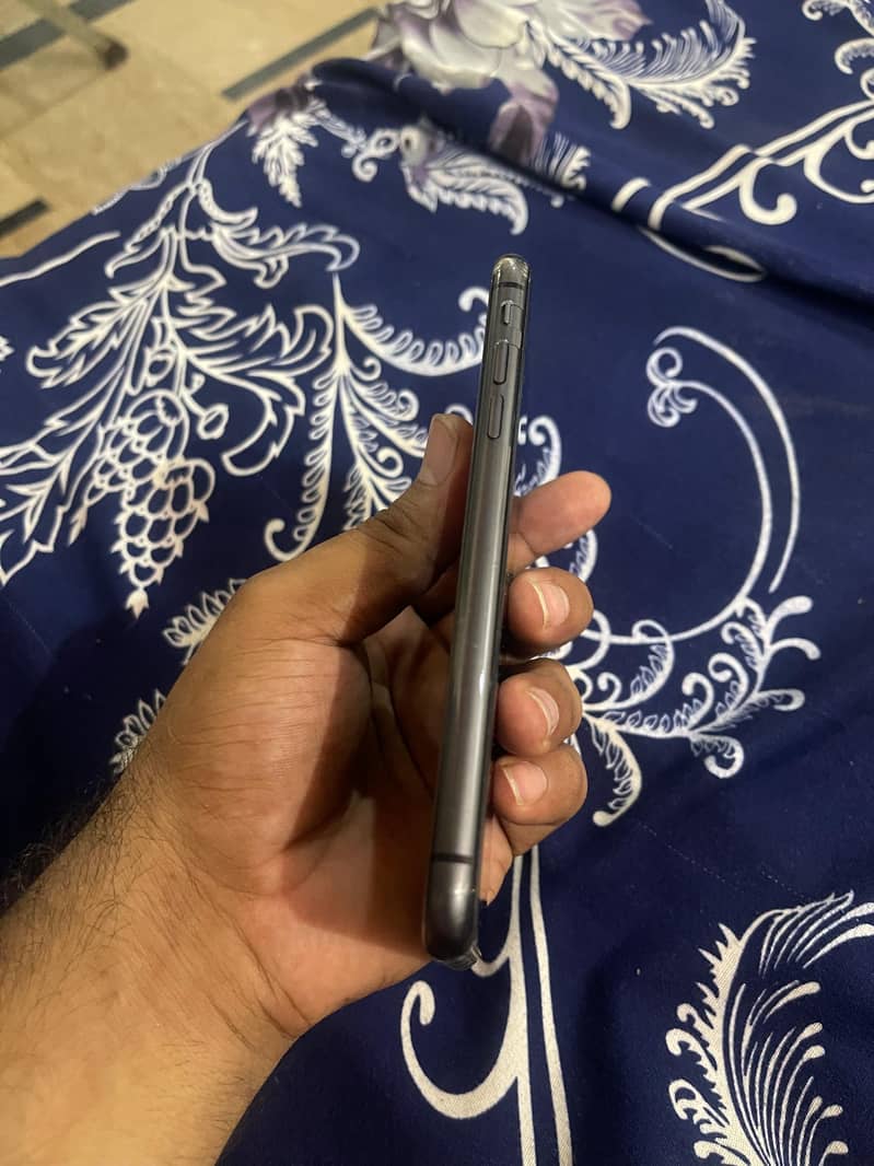 Apple iPhone 11 3