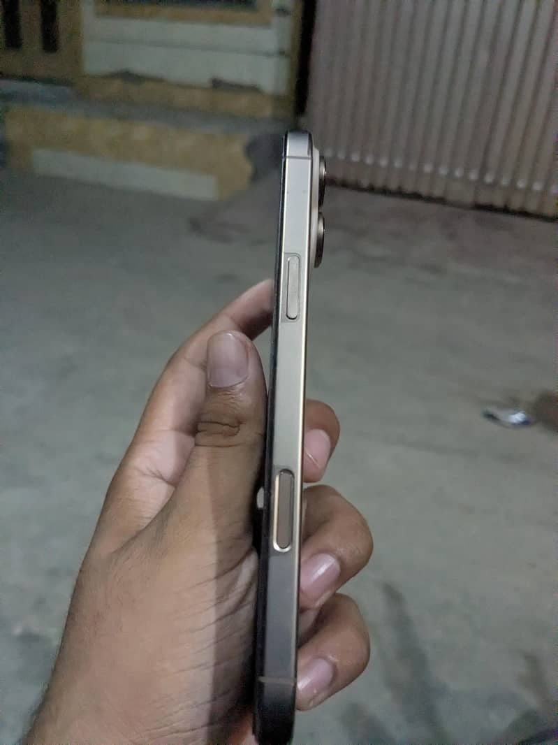 Apple iPhone 16 Pro Max 4