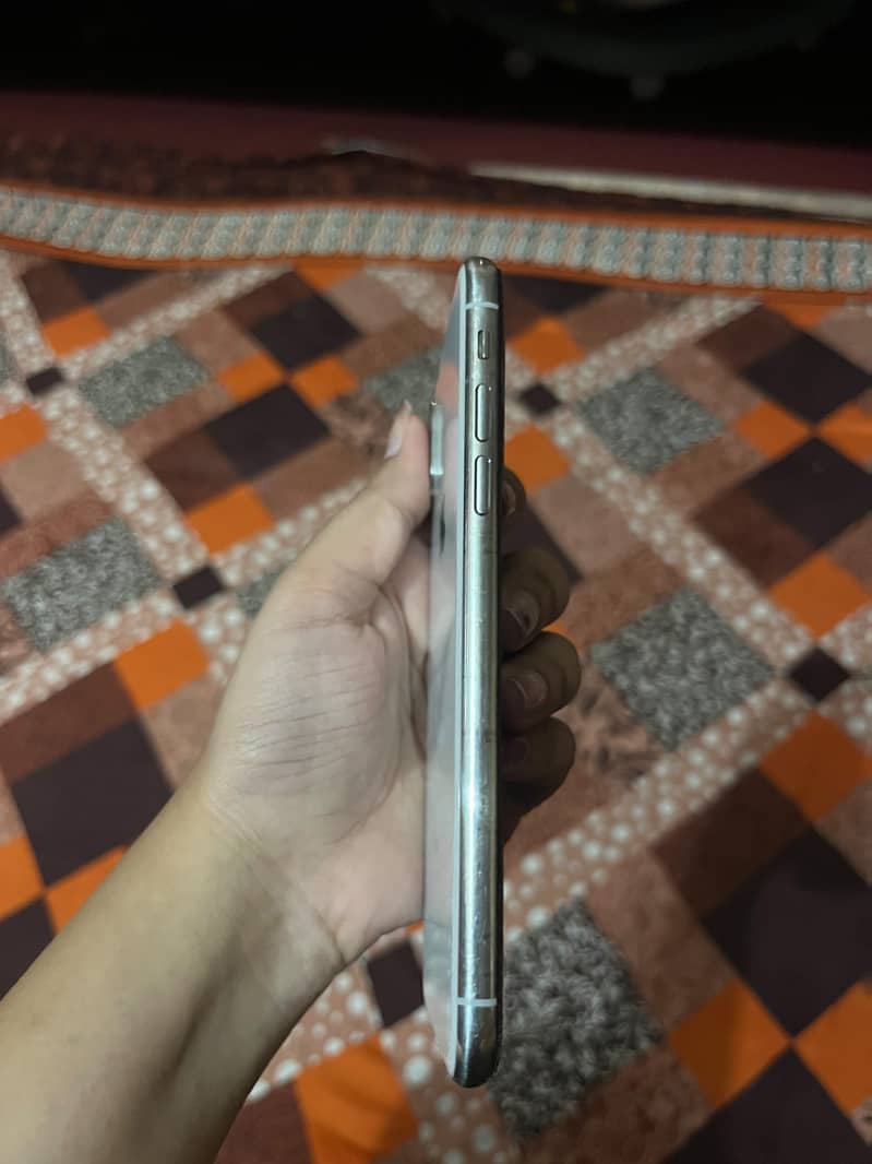 Apple iPhone X 4