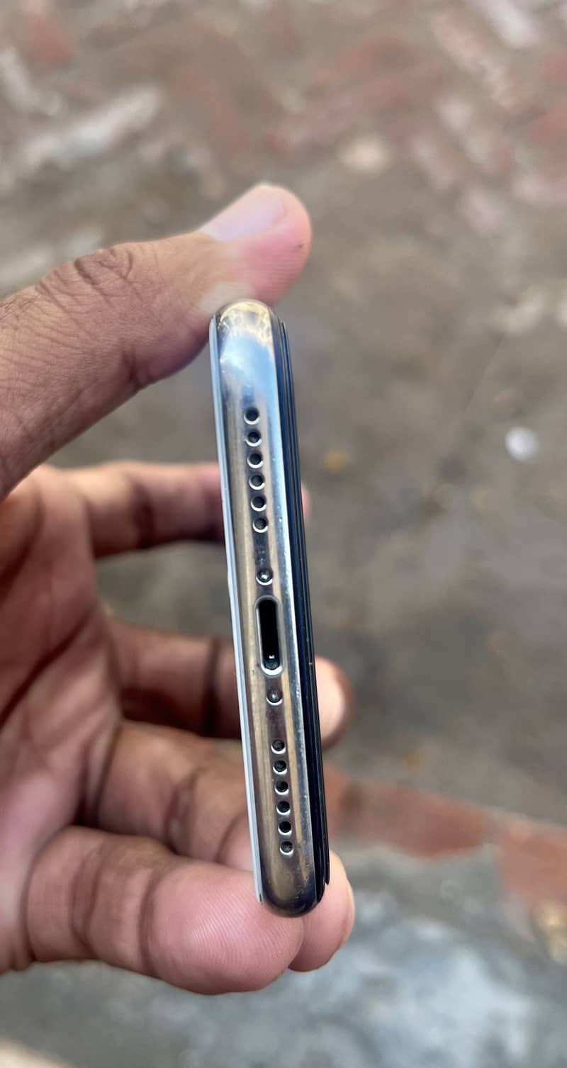Apple iPhone X 4
