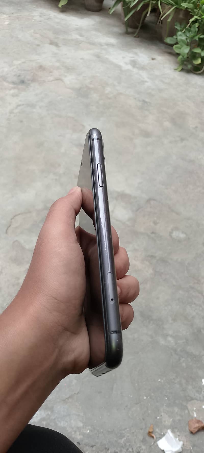 Apple iPhone 11 4