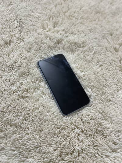 iPhone XR all ok 10/10 mint condition only back glass crack.