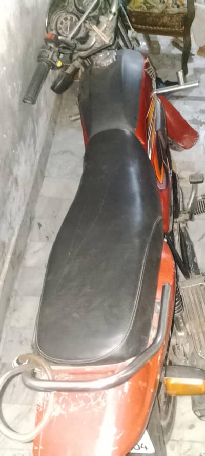 moter cycle ashi hlt mn h ashi chlti h sman pora lga h tyre pichla new