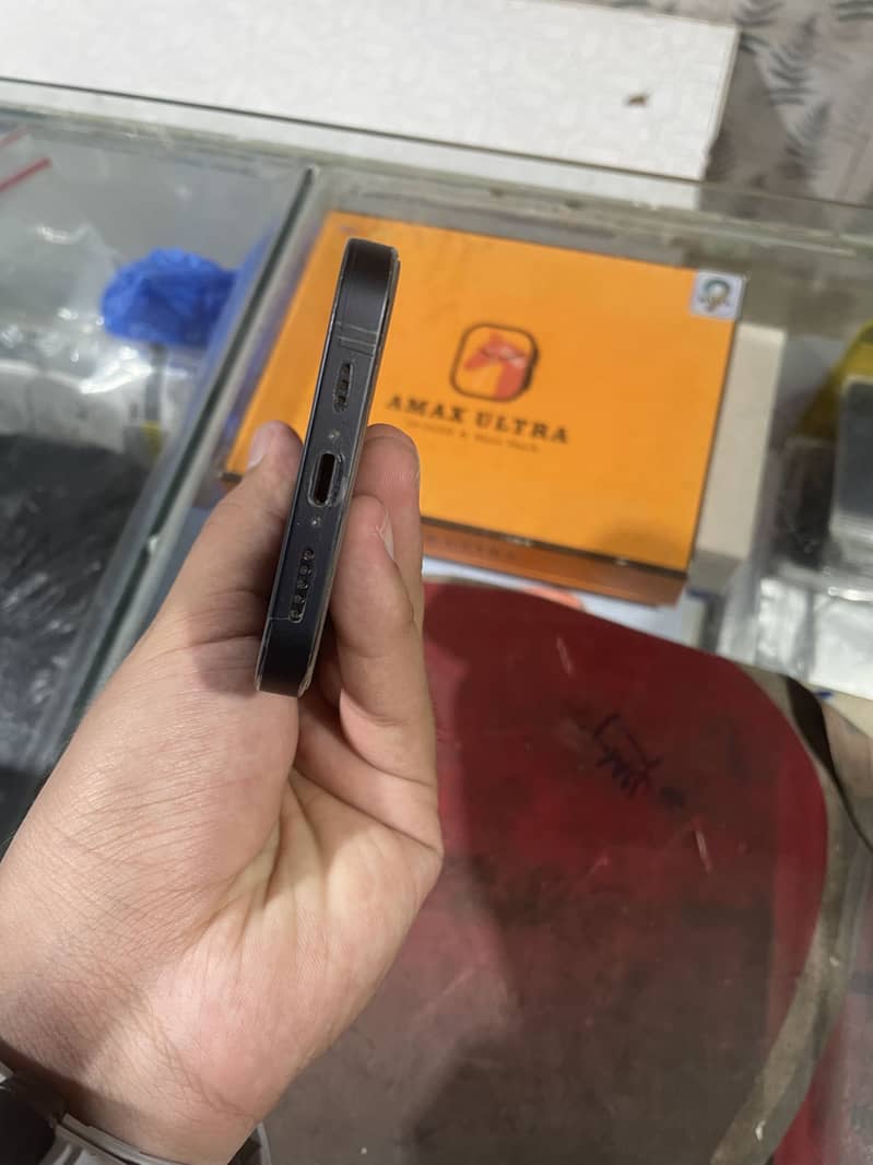 Apple iPhone 13 8