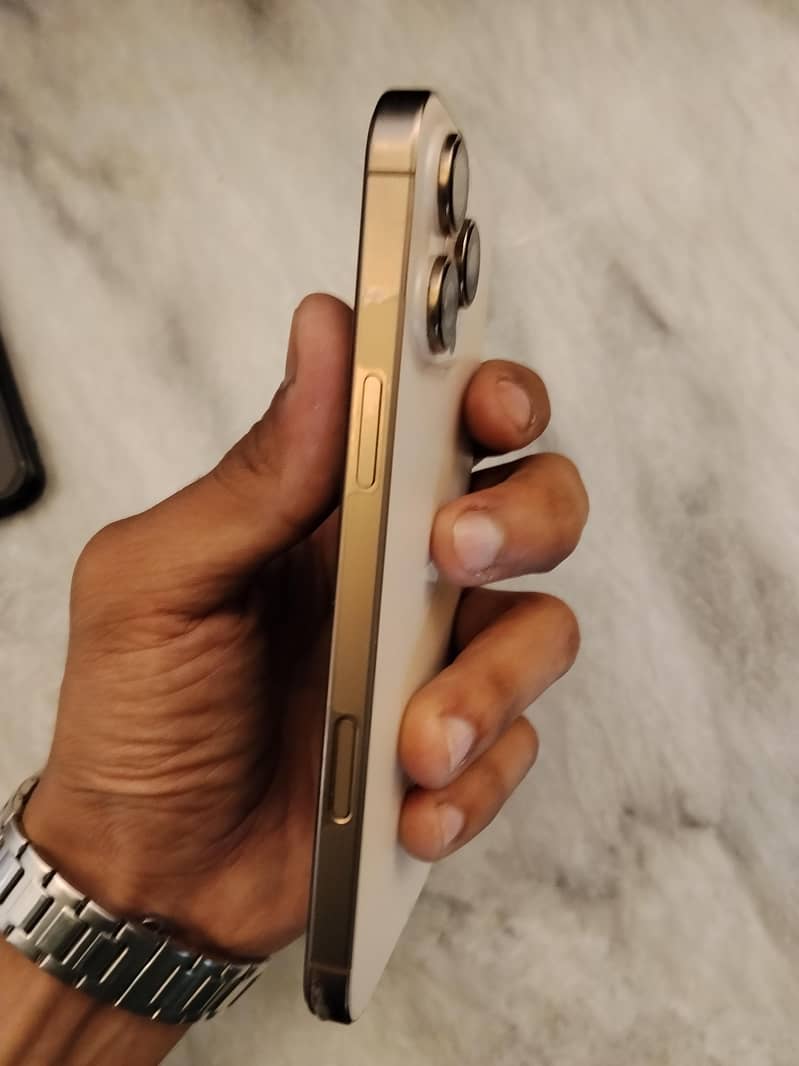 Apple iPhone 16 Pro Max 6