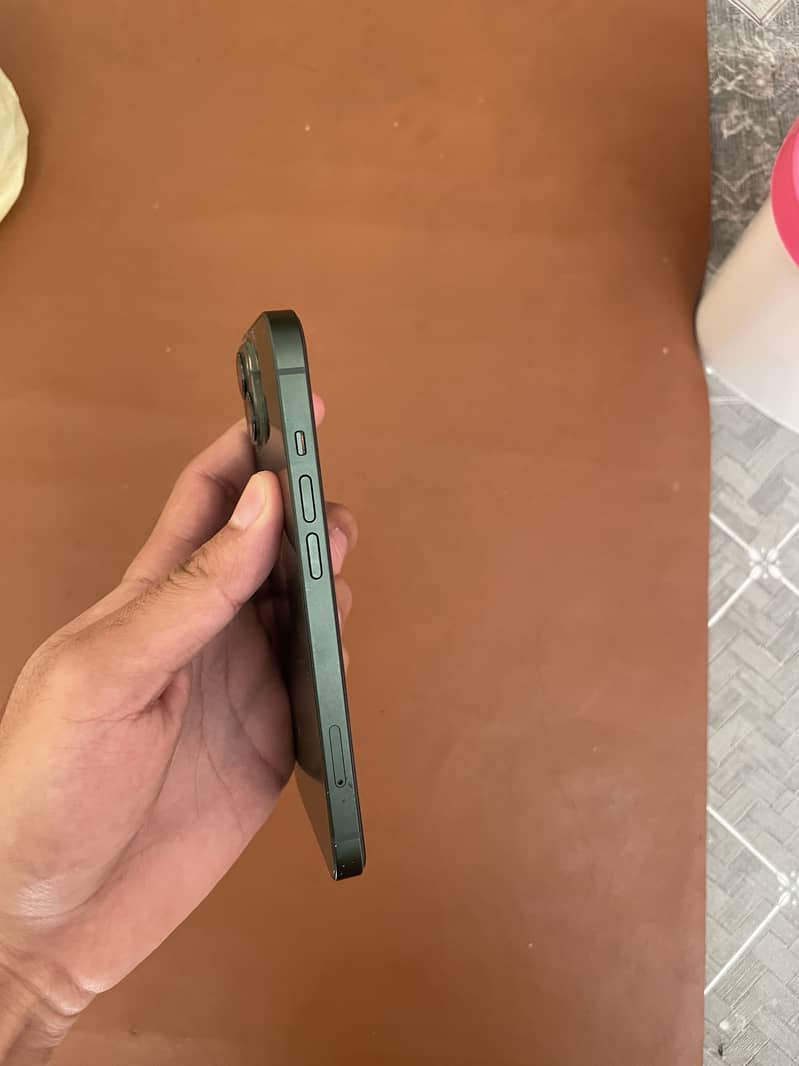 Apple iPhone 13 2