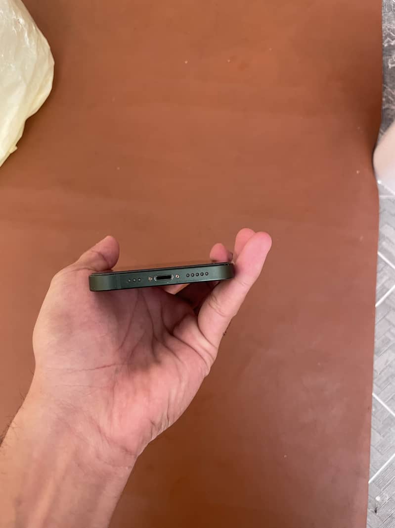 Apple iPhone 13 4