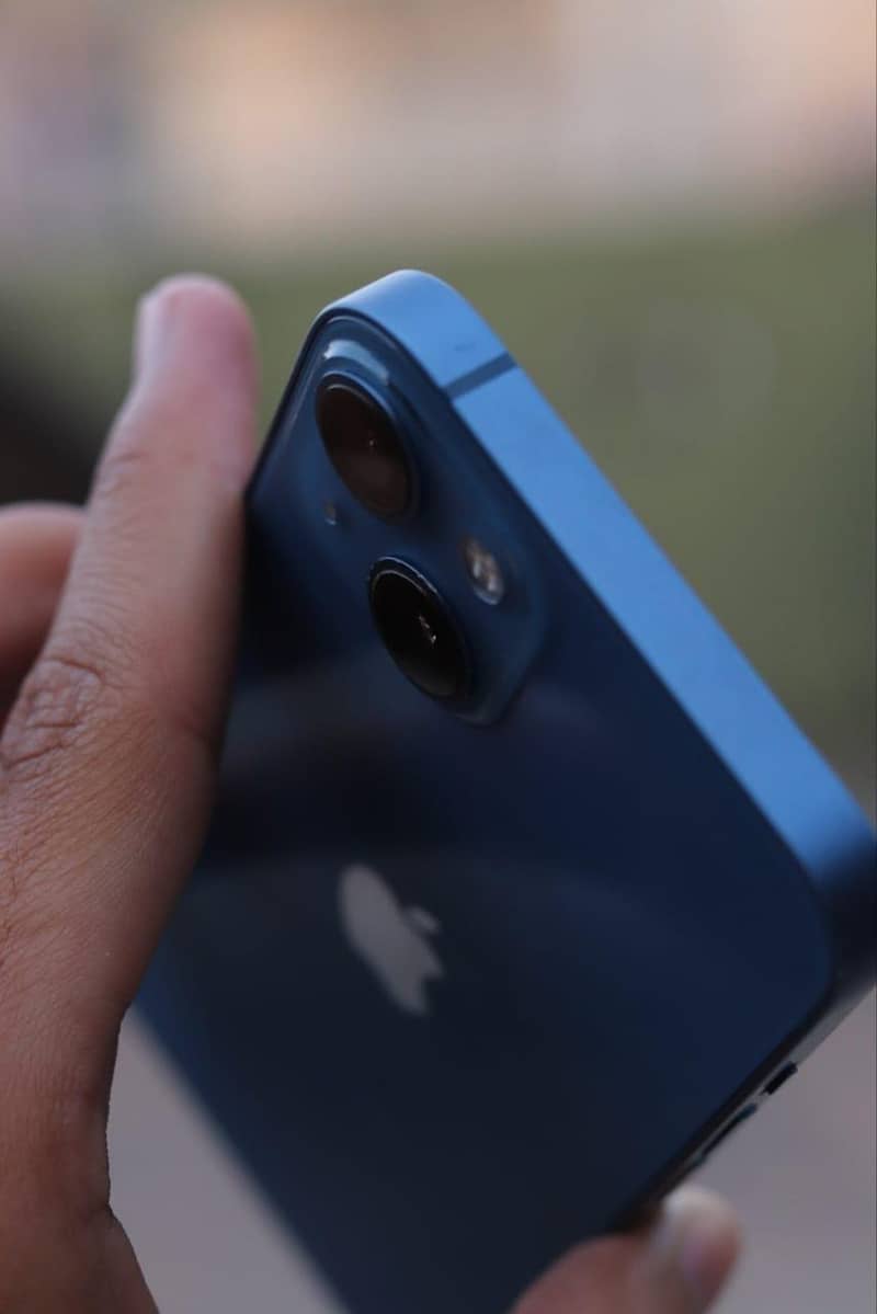 Apple iPhone 13 8