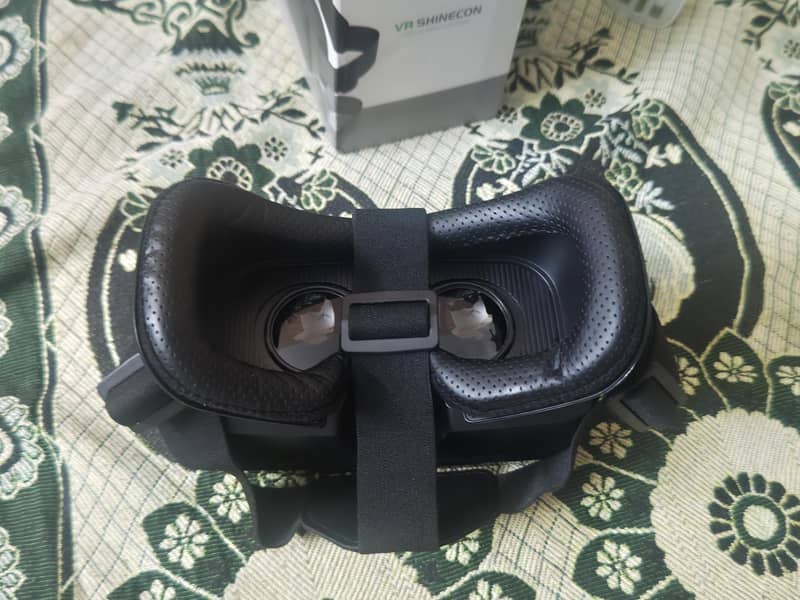 vr- virtual reality headset 1