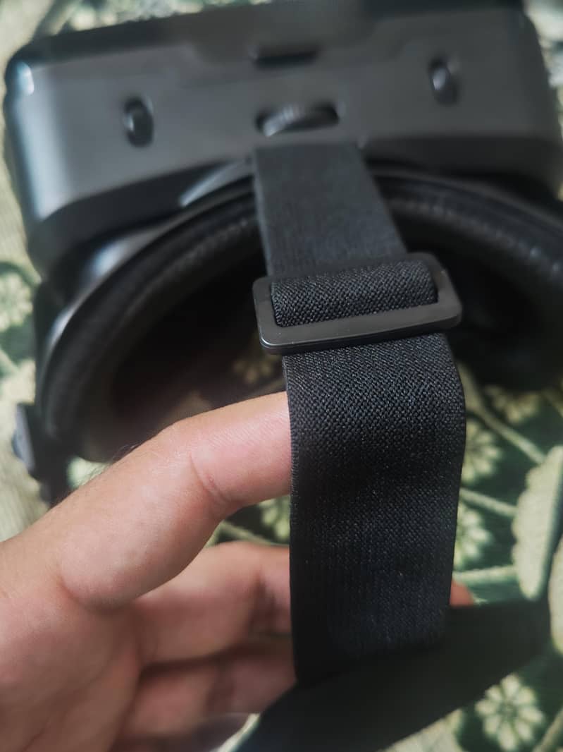 vr- virtual reality headset 6