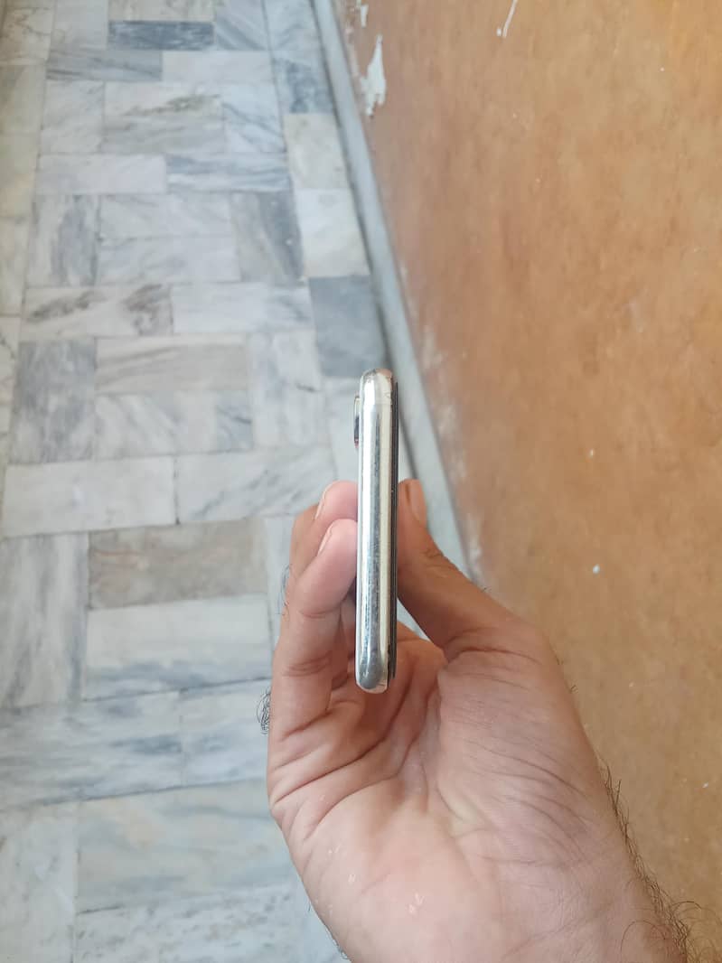 Apple iPhone X 4