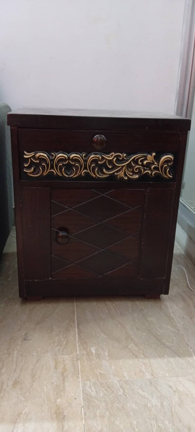 bed with side tables and dressing table 4