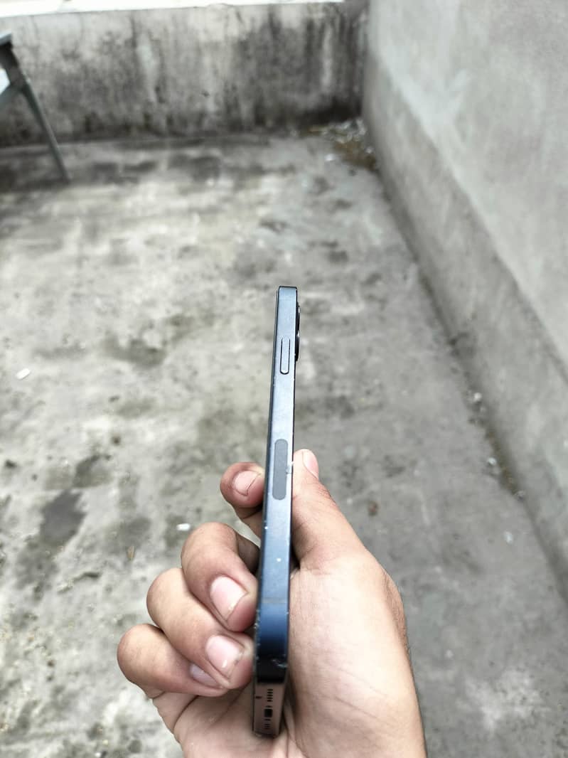 Apple iPhone 12 4