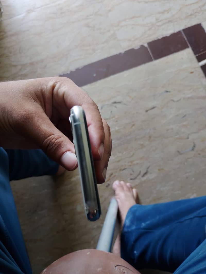 Apple iPhone 11 Pro 4