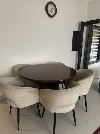 Round Table with Six chairs
