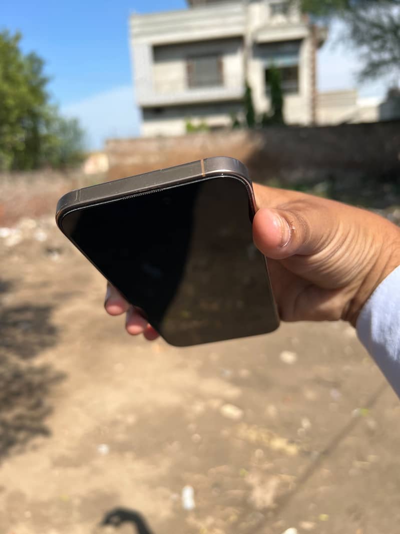 Apple iPhone 16 Pro Max 0