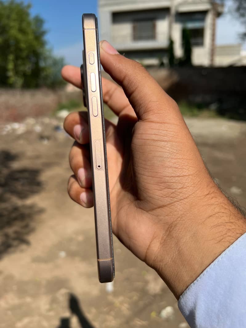 Apple iPhone 16 Pro Max 4