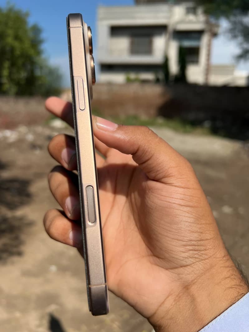 Apple iPhone 16 Pro Max 6