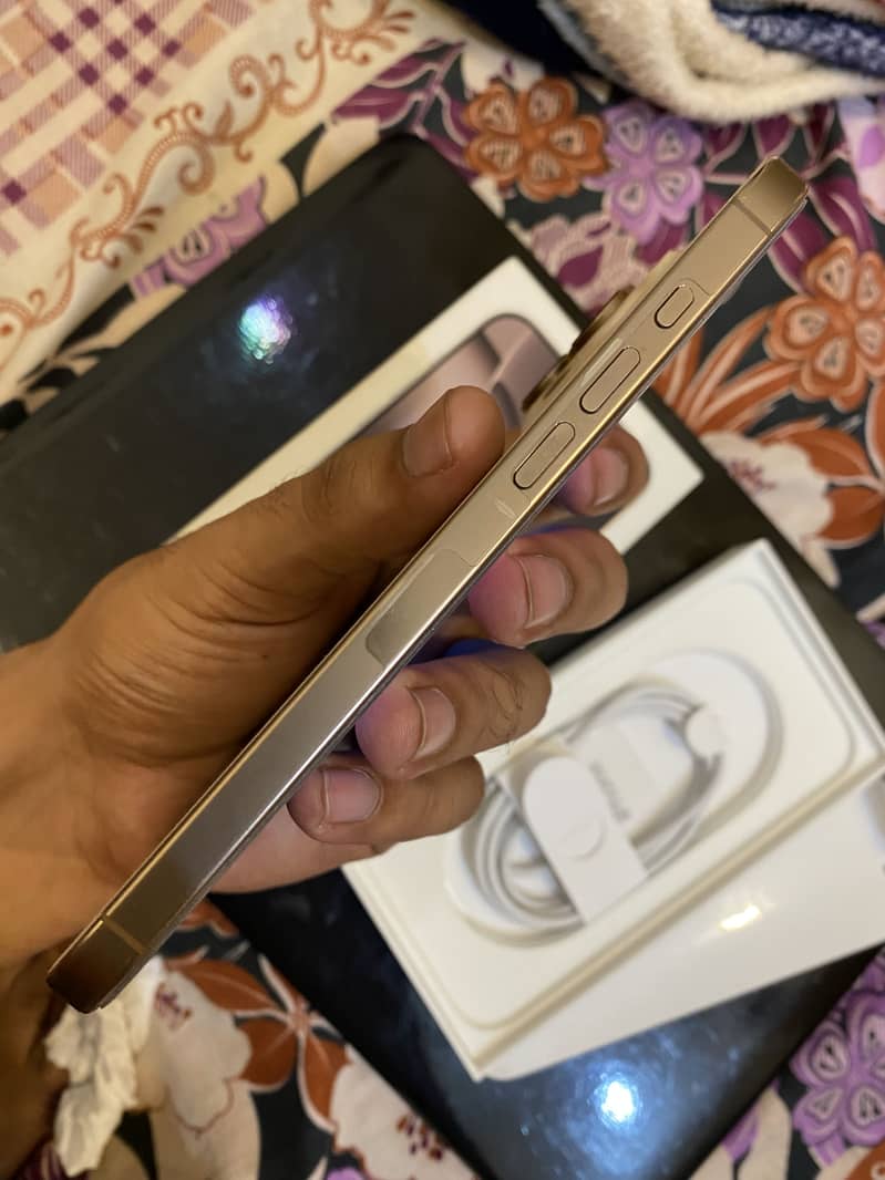 Apple iPhone 16 Pro Max 1
