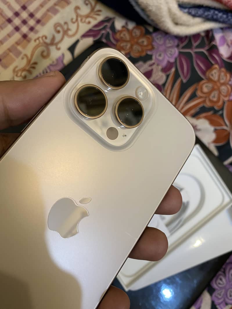 Apple iPhone 16 Pro Max 4