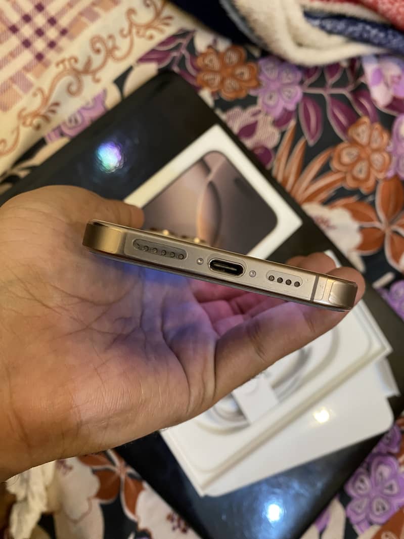 Apple iPhone 16 Pro Max 6