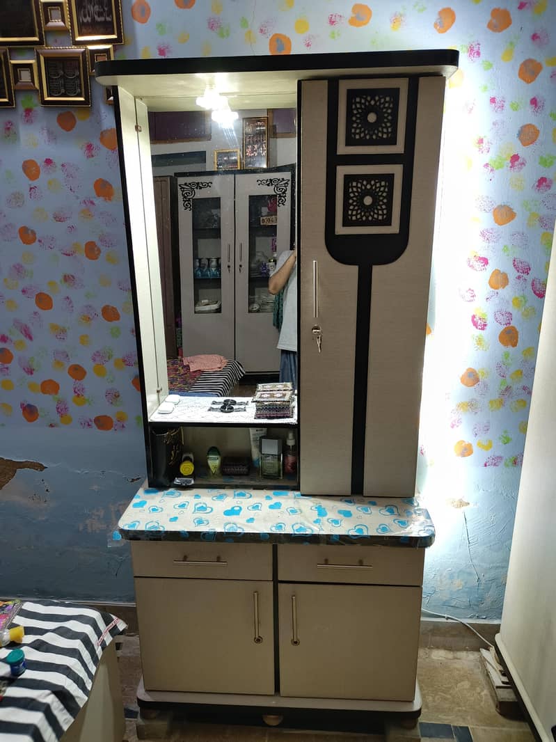 Dressing Table with Light 0