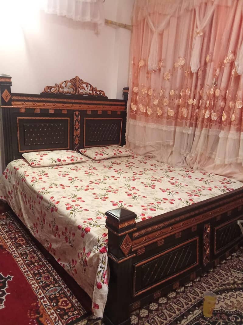 Bed with drasing tabel 0