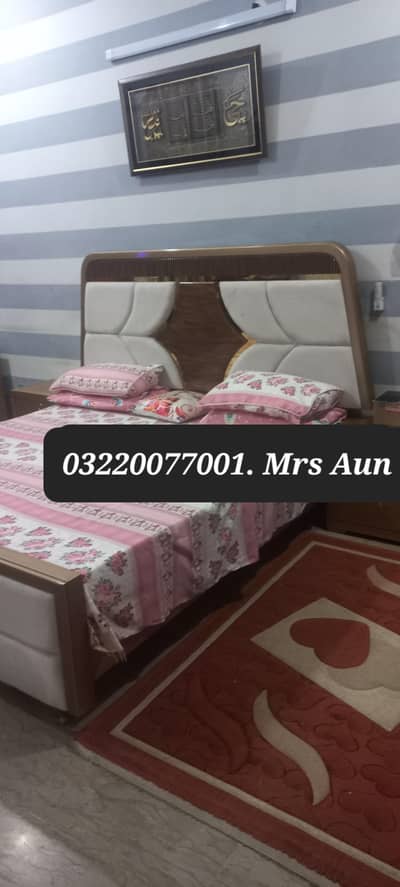 beautiful bed set scratch less ,like brand new 4-5 month used