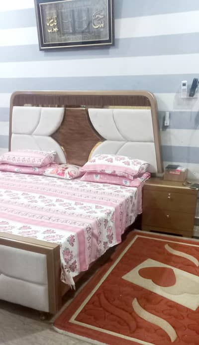 beautiful bed set scratch less ,like brand new 4-5 month used