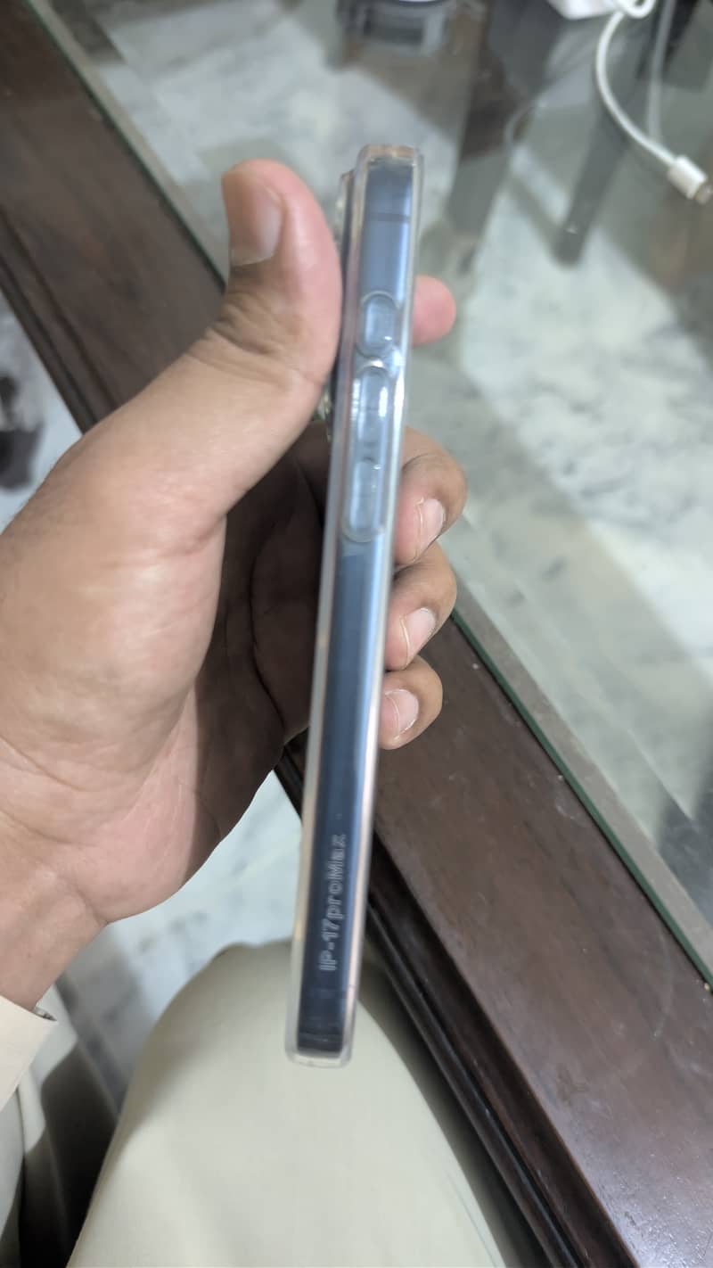 Apple iPhone 17 Pro Max 4