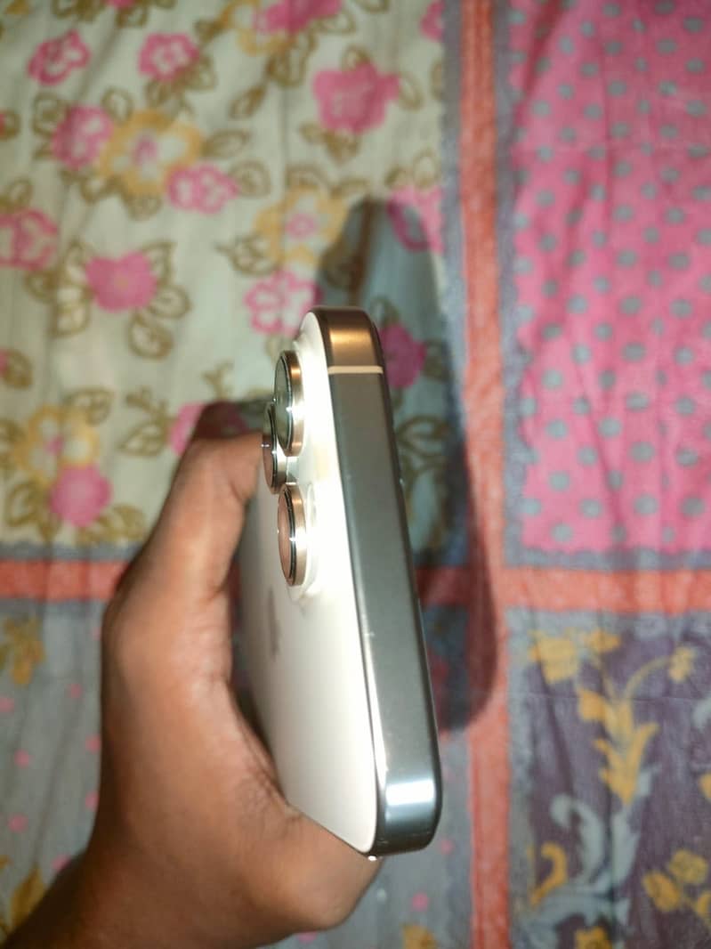 Apple iPhone 16 Pro Max 4