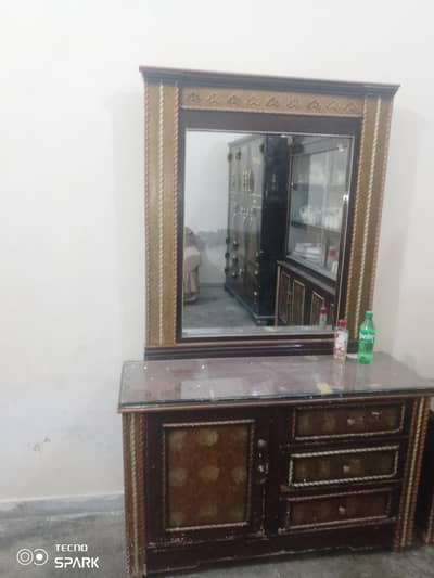 we sell fo showcases and deressing table