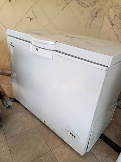 Dawlence Deep freezer available very good condition 10 full original