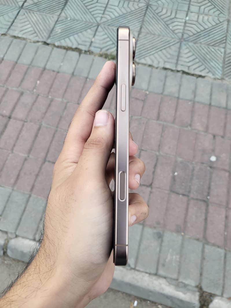 Apple iPhone 16 Pro Max 2