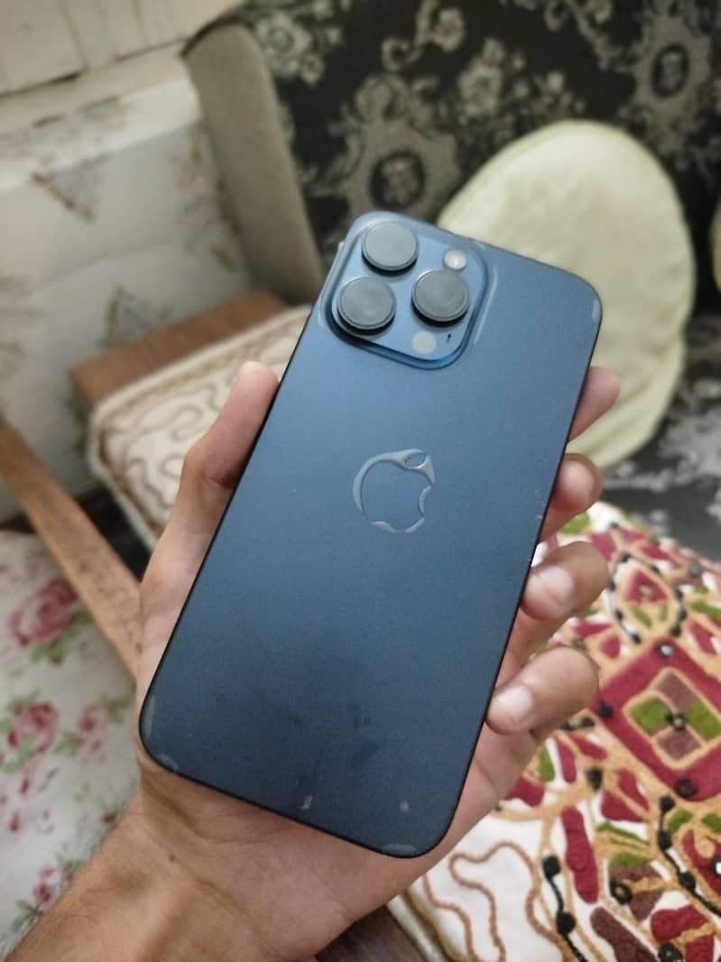 Apple iPhone 15 Pro Max 2