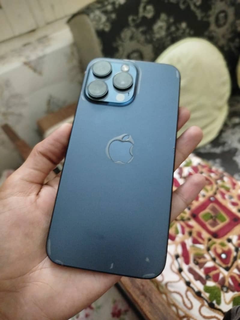 Apple iPhone 15 Pro Max 4