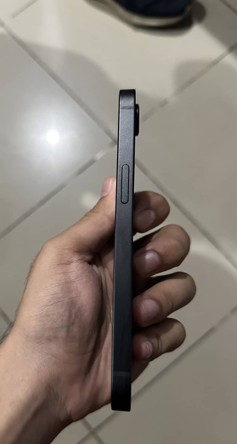 Apple iPhone 16e 0