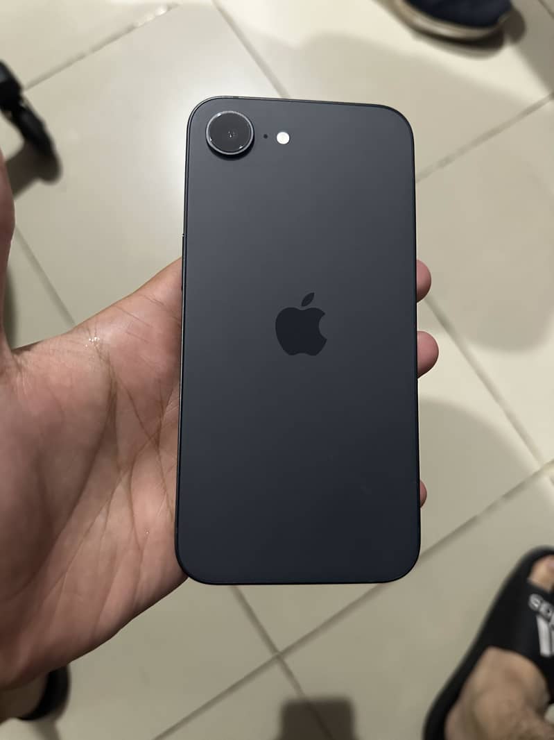 Apple iPhone 16e 2