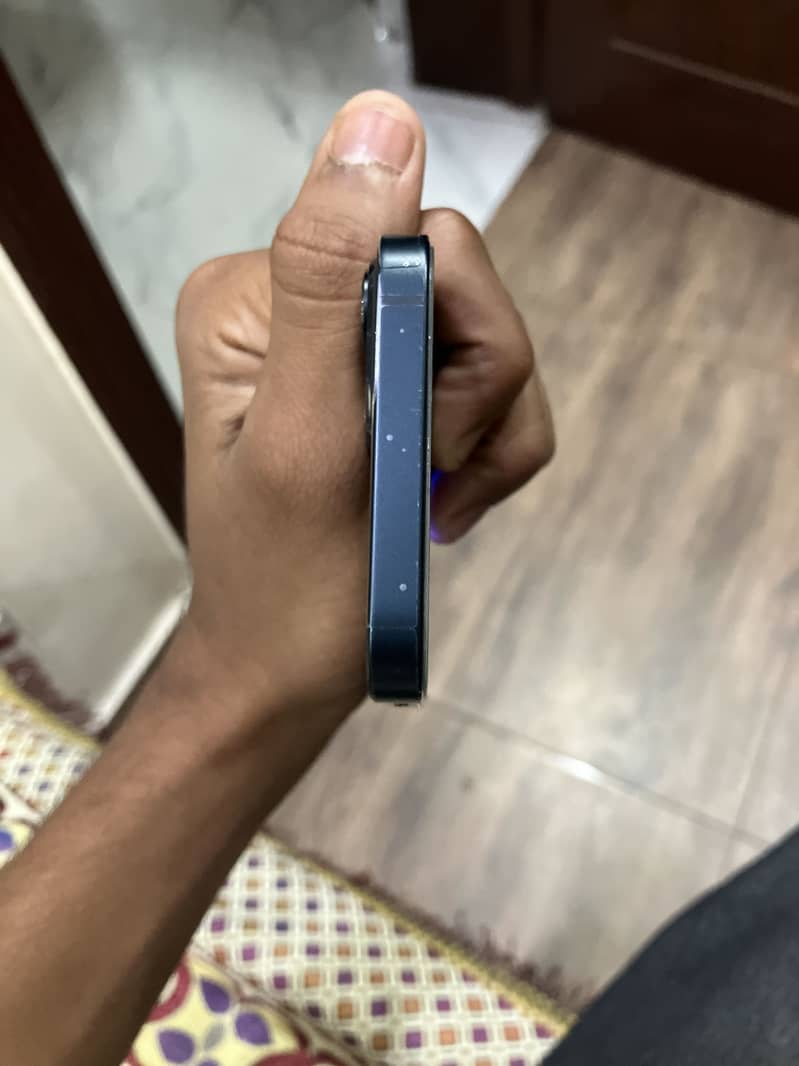 Apple iPhone 13 8