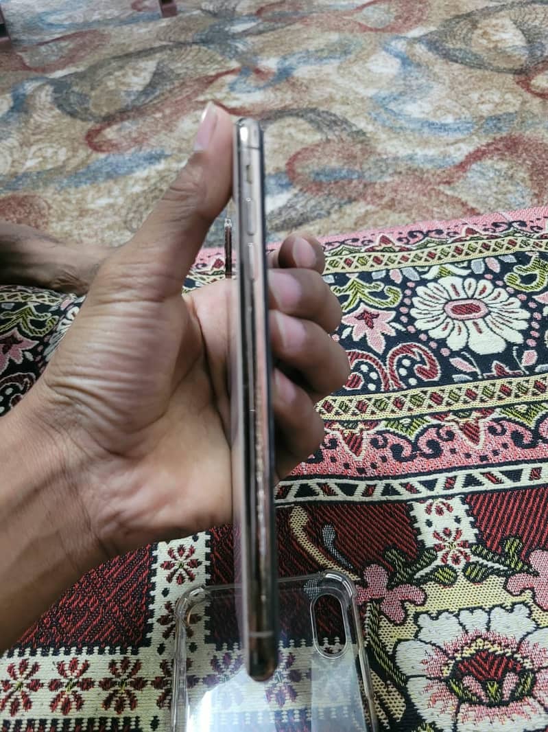 Apple iPhone XS Max 3